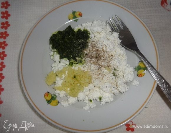 Соединить шпинат и имбирь с творогом. Посолить, поперчить, перемешать до однородного состояния.