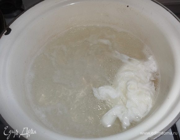 Воду вскипятить, добавить уксус. Ложкой мешать воду, чтобы получилась воронка. В эту воронку опустить яйцо. Варить 2–3 мин.