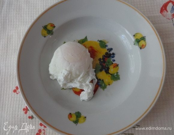 Готовое яйцо выложить на тарелку, чтобы с него стекла вода.