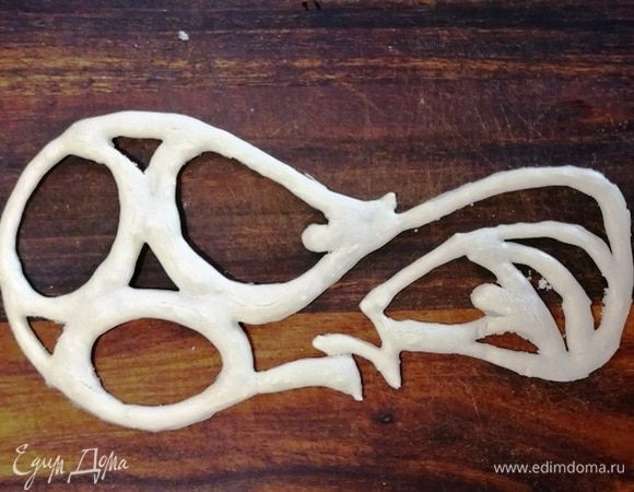 Аккуратно переносим контур с противня и остужаем.