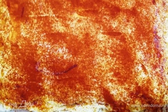 Вынимаем пиццу из духовки и посыпаем копченой паприкой. Если вы не любите копченую паприку (у нее аромат чернослива), просто пропустите этот шаг.