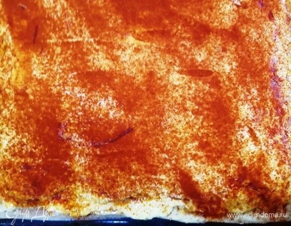 Вынимаем пиццу из духовки и посыпаем копченой паприкой. Если вы не любите копченую паприку (у нее аромат чернослива), просто пропустите этот шаг.