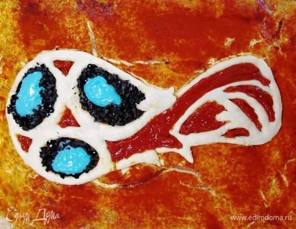 Выкладываем на пиццу заготовку эмблемы. Прорисовываем кетчупом, майонезом, маслинами, сырной цветной смесью все элементы. Я не сторонник пищевых красителей, но хотела, чтобы эмблема была похожа на оригинал.