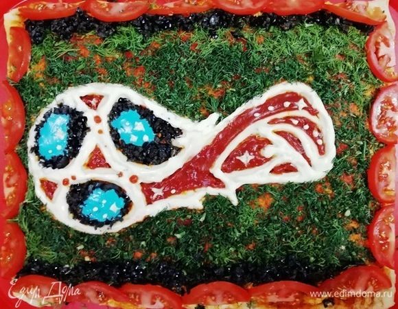 Края пиццы оформляем помидорами и маслинами.