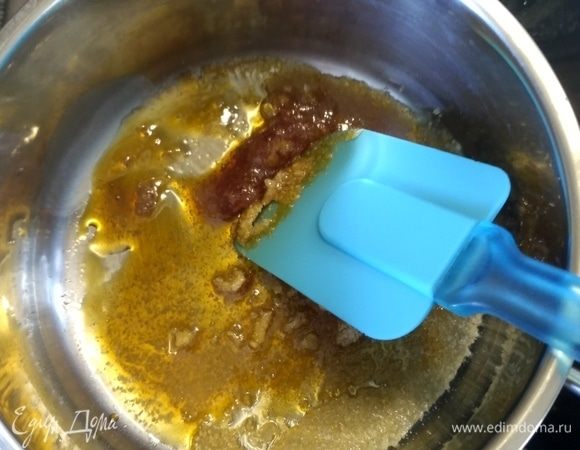 Как только сахар подтает, перемешиваем его силиконовой лопаткой. Не допускаем дым от сахара.