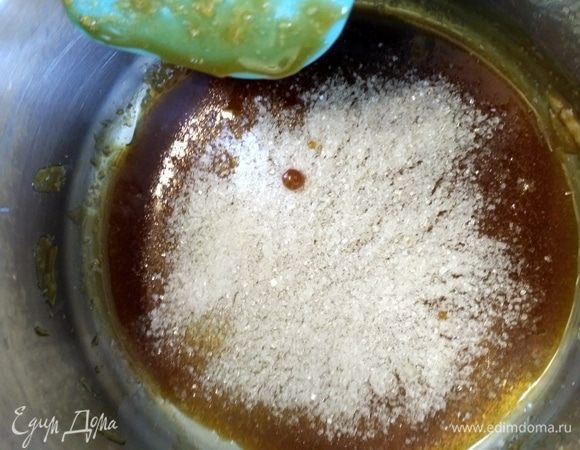 Когда большая часть сахара растопится, можно добавить еще немного сахара. Так постепенно мы вводим весь сахар.