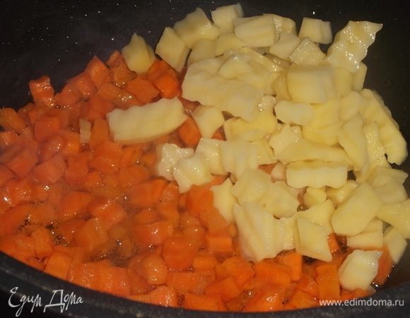 В кастрюлю объемом 3 литра выложить куриное мясо. Залить водой, довести до кипения, снять пену. Добавить промытый горох и заранее замоченные сушеные грибы. Варить до полной готовности гороха, чтобы он разварился. Морковь припустить на растительном масле до изменения цвета. Добавить нарезанный картофель. Обжаривать на сильном огне до слегка золотистого цвета.