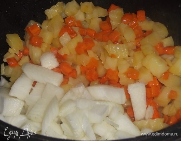 Добавить нарезанный лук и продолжать обжаривать.