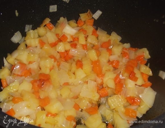 Овощи должны стать золотистыми.