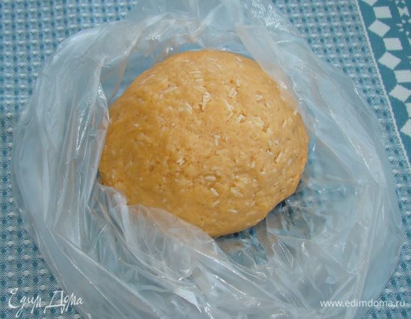 Замесить тесто. Завернуть его в пленку и положить в холодильник на полчаса.