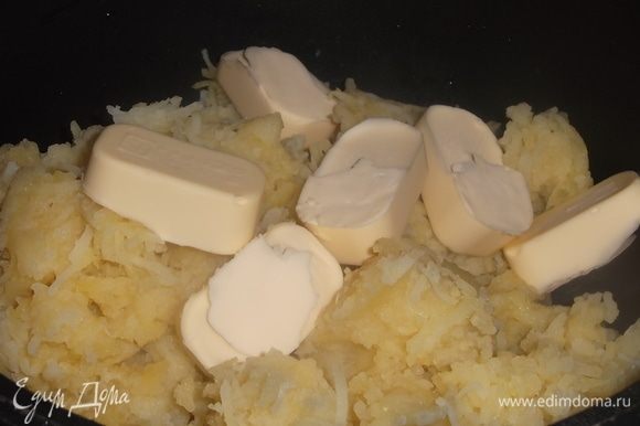 Добавить ледяное, предварительно замороженное сливочное масло, нарезанное кубиками, и вмешать его в картофель, не снимая с огня.