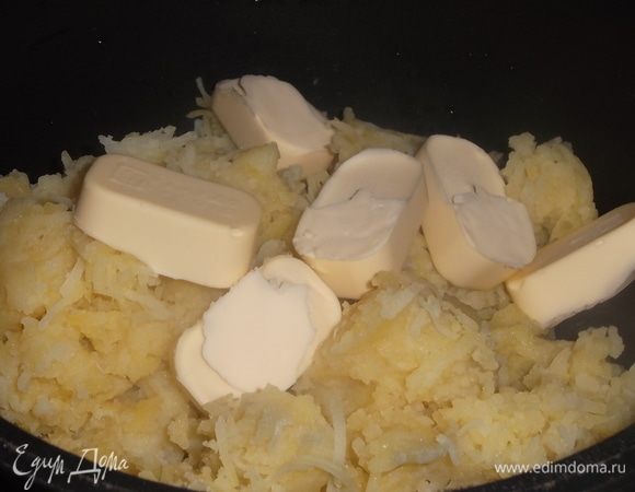 Добавить ледяное, предварительно замороженное сливочное масло, нарезанное кубиками, и вмешать его в картофель, не снимая с огня.