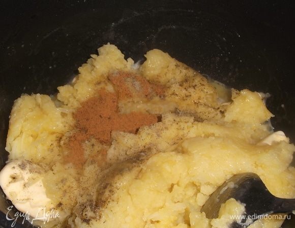 Всыпать мускатный орех, посолить и поперчить по вкусу.