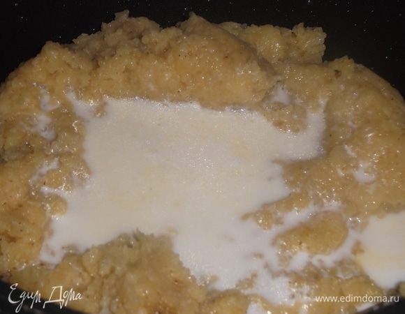 Когда все масло растворится в картофеле, снять сотейник с огня, влить молоко.