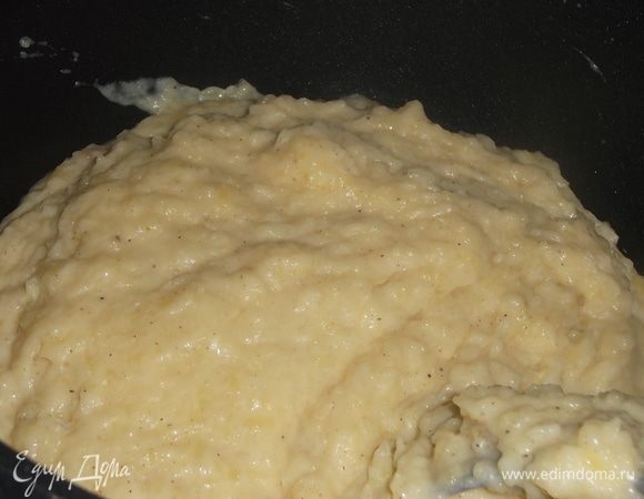 Хорошо перемешать картофель.