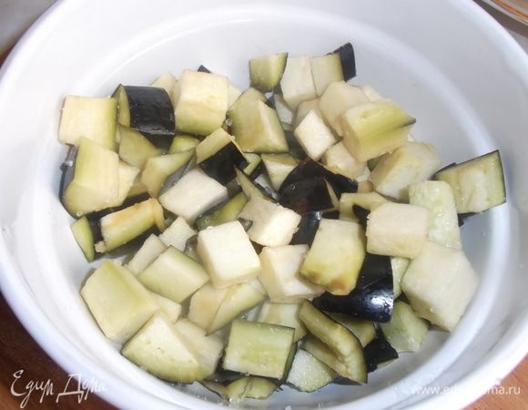 Баклажан нарезать, посолить.