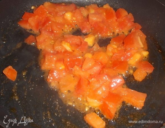 Помидоры нарезать и обжарить на 1 ложке масла, в течение 10 минут, помешивая.