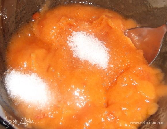 Обжаренные помидоры охладить, пробить блендером в пюре. Добавить соль и сахар.