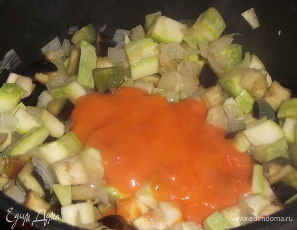 Добавить в овощи. Тушить на медленном огне 25 минут.