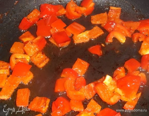 За это время на ложке масла обжарить перец на тихом огне.