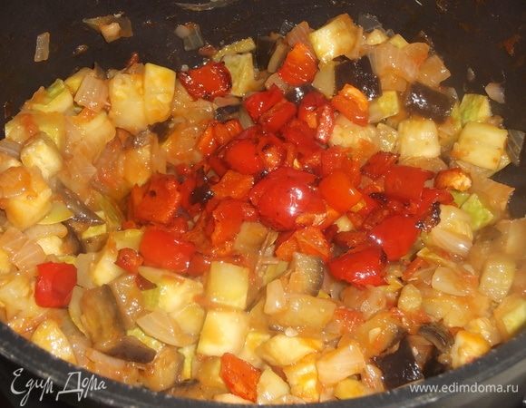 В конце готовки соединить перец с овощами. Перемешать.