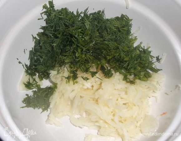 Измельчить чеснок и укроп.