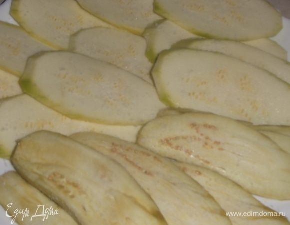 Овощи нарезать тонкими пластинами, посолить.