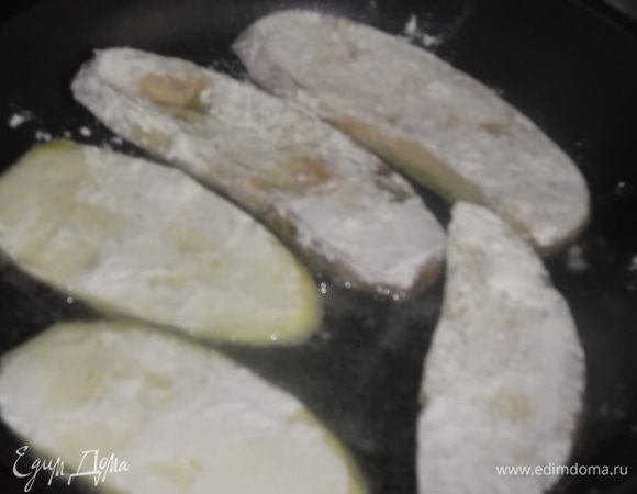 Обвалять в муке, выложить на разогретую сковороду с маслом.
