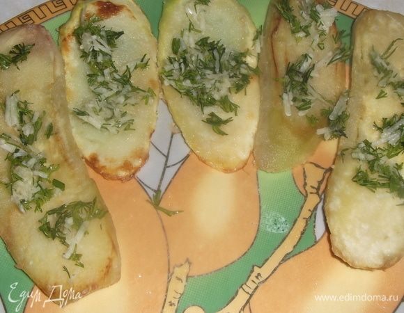 Обжарить с двух сторон. Посыпать чесноком с укропом.