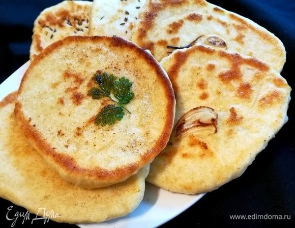 Лепешки подавать теплыми. Они жарятся быстро, поэтому, когда поставили курицу в духовку, начинайте жарить лепешки.