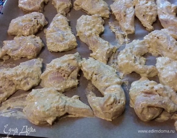 Духовку разогреть до 225°C. Куриное филе выложить на противень, покрытый пергаментной бумагой, и запекать 10–12–15 минут (зависит от величины). Готовое мясо выложить на блюдо и посолить. У меня соль с хлопьями перца чили.