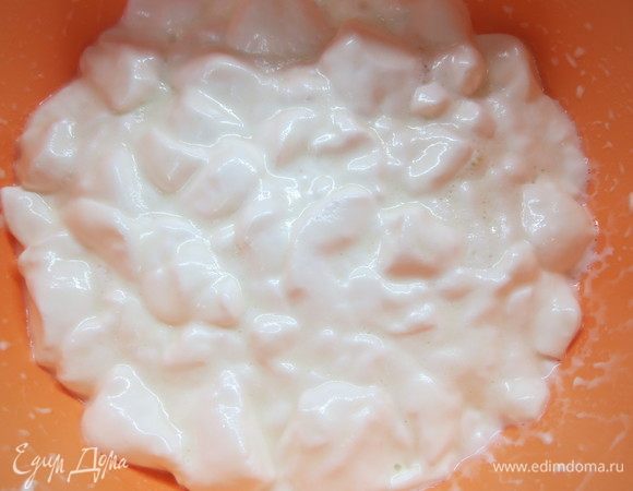 Прогреть маршмеллоу в микроволновке импульсами по 15–20 секунд, затем влить 100 г 20% сливок, продолжать прогревать массу короткими импульсами, периодически перемешивая.