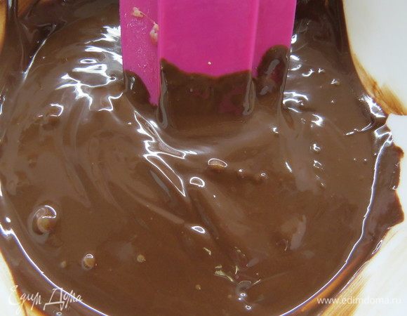 Шоколад растопить на водяной бане.