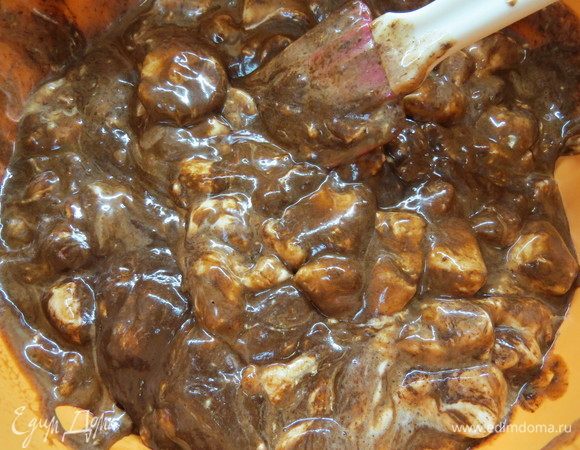 Добавить растопленный шоколад к растопленной массе из маршмеллоу и сливок. Вымесить до однородности.