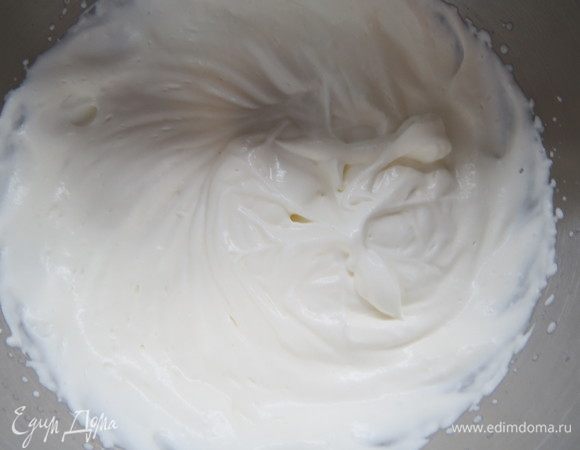 Сливки 33% взбить до устойчивых пиков.