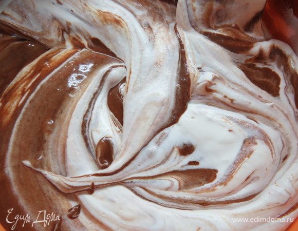 Аккуратно подмешать взбитые сливки к шоколадной массе.