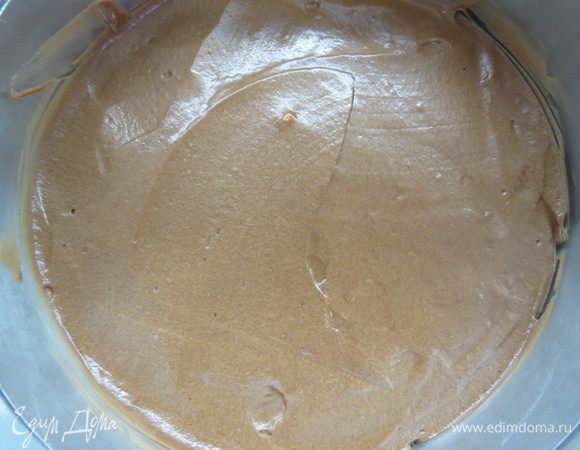 Достать кольцо с основой из морозилки, вылить шоколадный мусс на основу, разровнять. Поставить в холодильник на пару часов до застывания.