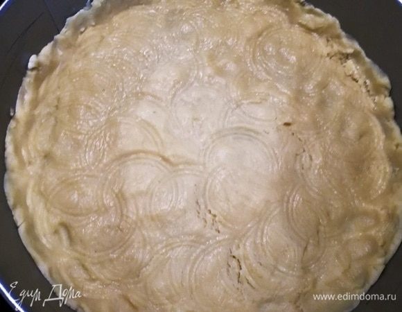 Песочную основу выкладываем в форму для выпечки (у меня форма 26 см в диаметре), формируем небольшие бортики.