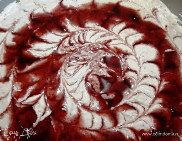 Поливаем черничным (или любым другим джемом). В таком случае начинка получится более сочной. Отправляем форму в духовку, разогретую до 180⁰С, на 40 минут.