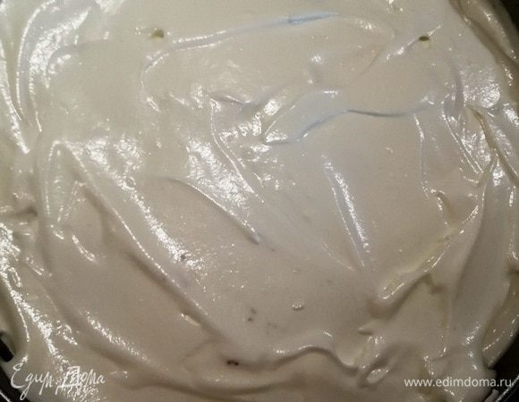 Готовим белковое суфле. Белки со щепоткой соли взбить миксером до образования легкой пены. Постепенно добавить сахарную пудру и ванилин. Должна получиться стойкая воздушная масса.