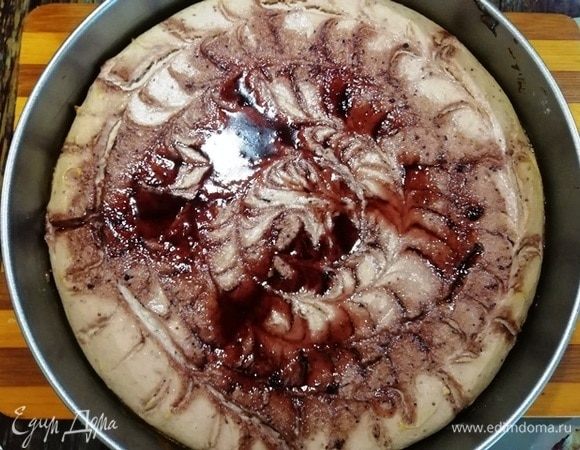 Через 40 минут пирог выглядит вот так. Джем не полностью впитался, ничего страшного. Все хорошо пропечется. Снижаем температуру духовки до 160⁰С.