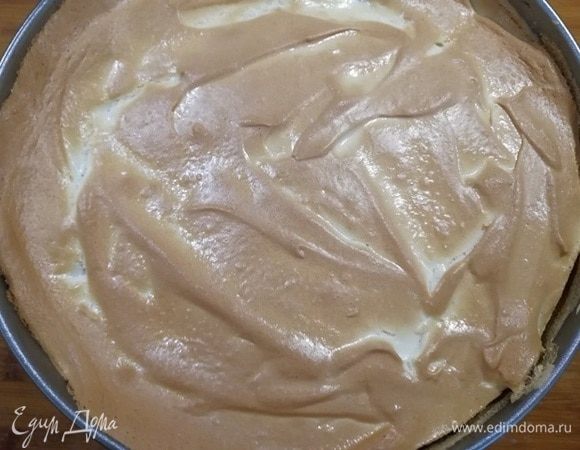 Через 20 минут получится вот такая картина. Духовку приоткроем и оставим пирог на 30 минут в выключенной духовке. Затем ставим пирог в холодильник до полного остывания.