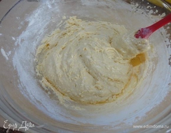 Подсеиваем муку к желткам и хорошо перемешиваем. В белки выдавливаем лимонный сок — сколько вам нравится. Это и для кислинки, если любите, и для лучшего взбивания белков до крепкой пены. Белки, как обычно, вводим в два приема: вначале одну треть, и хорошо перемешиваем с тестом. Остатки вмешиваем осторожно, но быстро.