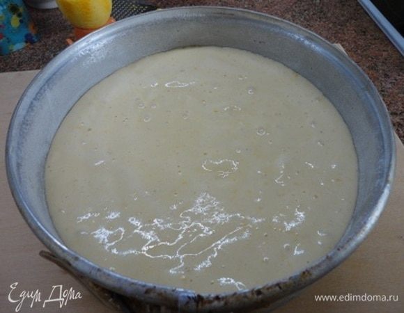 Выливаем в готовую форму и выпекаем 25–30 минут. Готовый бисквит я остужаю в форме, перевернув ее вверх дном на решетке.