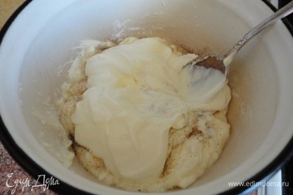 Для крема смешайте творожный сыр с сахарной пудрой, можно добавить 1 ч. л. ванильного сахара (у меня сахара с натуральной ванилью) и сметану. Вначале перемешиваем ложкой, потом взбиваем миксером. Персики нарезаем на тонкие дольки.
