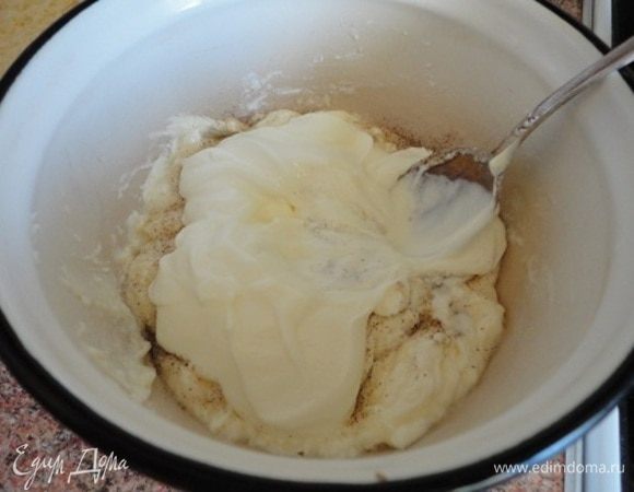 Для крема смешайте творожный сыр с сахарной пудрой, можно добавить 1 ч. л. ванильного сахара (у меня сахара с натуральной ванилью) и сметану. Вначале перемешиваем ложкой, потом взбиваем миксером. Персики нарезаем на тонкие дольки.