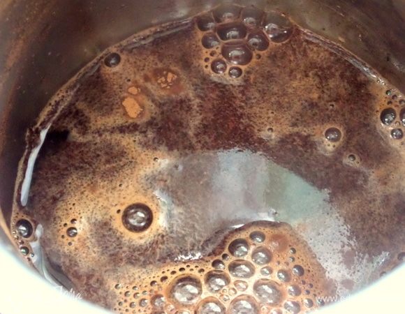 Залить водой (меньше стакана). Довести до кипения почти и дать настояться.