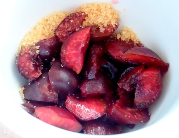 В чашку накрошить ягоду вокруг косточки и немного сахара (это больше для вишни).