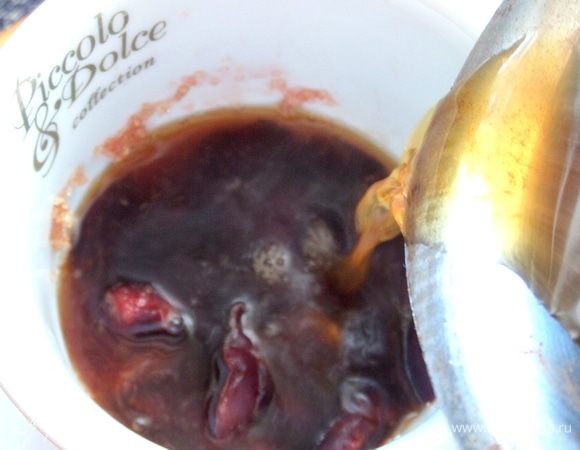 Заливаем кофе в чашку.