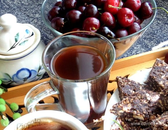 Залить кипятком, размешать. Кстати, этот вариант можно подавать холодным.